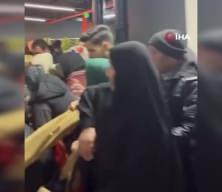 100 TL&rsquo;lik indirim izdihamı: Birbirlerini ezdiler