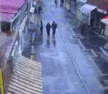 'Birini bı&ccedil;aklamam lazım' deyip evden &ccedil;ıktı: Kan donduran g&ouml;r&uuml;nt&uuml;ler