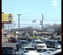 ABD'de k&uuml;&ccedil;&uuml;k u&ccedil;ak otobana iniş yaptı! İşte facianın eşiğinden d&ouml;n&uuml;ld&uuml;ğ&uuml; o anlar