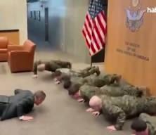 Amerikan el&ccedil;isi Mike Waltz, askerlerle şınav &ccedil;ekti