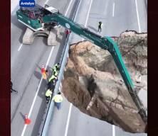 Antalya'da heyelan ve g&ouml;&ccedil;&uuml;k oluşan yolda &ccedil;alışmalar devam ediyor