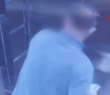 Asans&ouml;rde sigara i&ccedil;ip idrarını yapan kargocu g&ouml;zaltına alındı