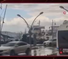 Ayvalık'ta fırtına nedeniyle deniz taştı, sokaklar suyla doldu