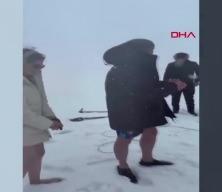 &Ccedil;ıldır G&ouml;l&uuml;&rsquo;n&uuml;n buz gibi suyuna daldılar