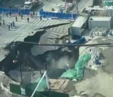 &Ccedil;in'deki bir otoyolda dev &ccedil;ukur oluştu