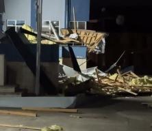 D&uuml;zce'de kuvvetli r&uuml;zgarda &ccedil;atısı u&ccedil;an lisede yarın eğitime ara verildi