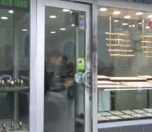 Ey&uuml;psultan&rsquo;da kuyumcuya silahlı soygun girişimi: İş yeri sahibi vuruldu