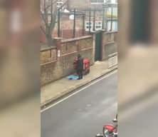 İngiltere bu g&ouml;r&uuml;nt&uuml;leri konuşuyor! Sokakta namaz kılan postacıya hayran kaldılar