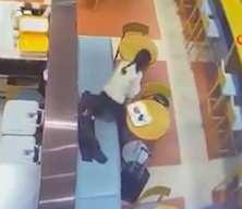 İstanbul Havalimanı'nda garsonun hayat kurtaran Heimlich m&uuml;dahalesi kamerada