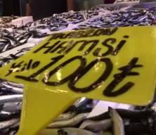 Karadeniz&rsquo;de hamsi bolluğu: Sezon sonunda fiyatlar d&uuml;şt&uuml;