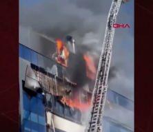 Kocaeli'de 7 katlı iş merkezinde yangın