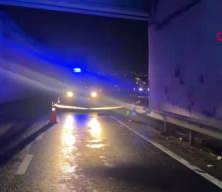 K&uuml;&ccedil;&uuml;k&ccedil;ekmece&rsquo;de seyir halindeki motosiklet, temizlik aracının altına girdi: 2 &ouml;l&uuml;