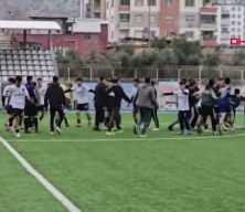 Liseliler futbol turnuvasında birbirlerine girdi: Tekme ve yumruklar havada u&ccedil;uştu