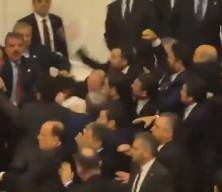 Meclis'te k&uuml;rs&uuml;y&uuml; işgal eden CHP'liler ile AK Partili vekiller arasında kavga &ccedil;ıktı