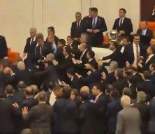 Meclis'te k&uuml;rs&uuml;y&uuml; işgal eden CHP'liler ile AK Partili vekiller arasında kavga &ccedil;ıktı