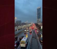 İstanbul'da akşam saatlerinde trafik yoğunluğu y&uuml;zde 90'a &ccedil;ıktı