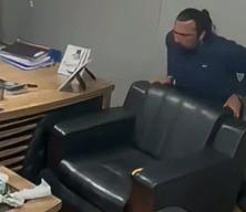 Osmaniye'de yediği yemek nefesini tıkayınca sağlık &ccedil;alışanı, kendi kendine yaptığı Heimlich manevrası ile hayata tutundu