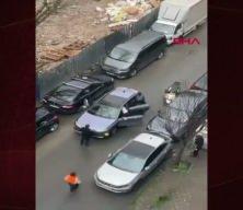 Park yeri nedeniyle tartıştığı s&uuml;r&uuml;c&uuml;y&uuml; silahla &ouml;ld&uuml;rd&uuml;; yakınları saldırganı darbetti