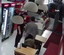 Sipariş ettiği d&uuml;r&uuml;m&uuml;n i&ccedil;erisine sakalının kıllarını koydu, hesap &ouml;demeden &ccedil;ıktı