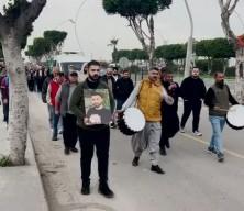 B&uuml;y&uuml;k saygısızlık! Trafik kazasında &ouml;len gencin cenazesi davul zurnayla uğurlandı