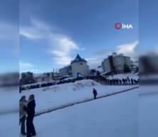  Uludağ'da kameralara yansıyan teleferik kuyruğu g&ouml;renleri şaşırttı