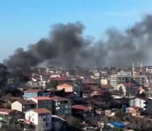 &Uuml;mraniye&rsquo;de gecekonduda &ccedil;ıkan yangın bitişikteki eve sı&ccedil;radı