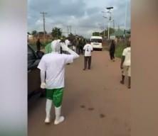 Ndidi trafik kazasında hayatını kaybeden babasını son yolculuğuna uğurladı