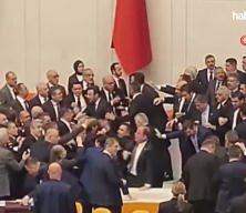 Siyasilerden k&uuml;rs&uuml; işgaline sert tepki: Demokrasiyle bağdaşmıyor