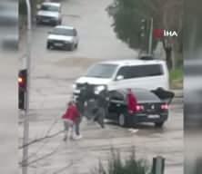 Adana'da bir kadının karıştığı sopalı kavga g&ouml;r&uuml;nt&uuml;lendi