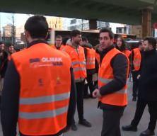 AK Parti Gen&ccedil;lik Kolları İstanbul trafiğinde kalan vatandaşın imdadına yetişti