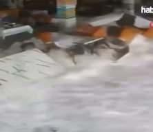 Alanya'da dalgalar balık lokantasını bastı! O anlar kamerada