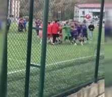 Amat&ouml;r ma&ccedil; ringe d&ouml;nd&uuml;! Saha bir anda karıştı: Kavgaya seyirciler de dahil oldu