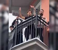 Avusturya&rsquo;da fenomen 10 bin Euro&rsquo;yu balkondan sa&ccedil;tı! Sokak karıştı