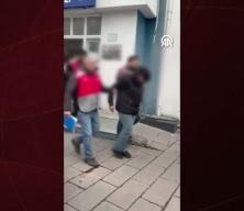 Bağcılar'da bı&ccedil;aklanan gencin ailesini tehdit ettiği &ouml;ne s&uuml;r&uuml;len 3 zanlı tutuklandı