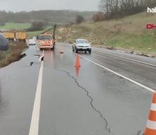 Balıkesir'de asfalt yol, sağanak sonrası &ccedil;&ouml;kt&uuml;