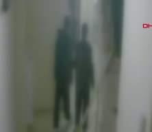 Bunlar nasıl &ccedil;ocuk! Evine giden adama sebepsiz yere tekme tokat saldırdılar