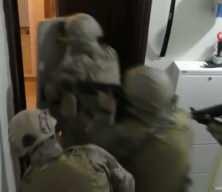 Bursa'da 700 polisle şafak operasyonu...Camdan uyuşturucuyu b&ouml;yle atmak istedi