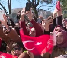 Cumhurbaşkanı Erdoğan, Ataşehir&rsquo;de &ccedil;ocukların sevgi g&ouml;sterileriyle karşılandı
