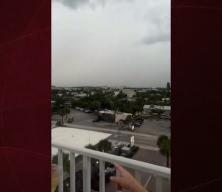 G&ouml;zlerinin &ouml;n&uuml;nde oldu: Yıldırımın d&uuml;şmesi saniye saniye kamerada