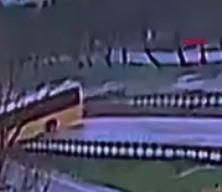 İETT otob&uuml;s&uuml; B&uuml;y&uuml;k&ccedil;ekmece'de yoldan &ccedil;ıktı bariyere &ccedil;arptı