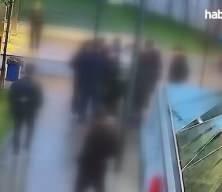 İstanbul'da metro &ccedil;ıkışında dehşet! Yardım etmek istedi 6 yerinden bı&ccedil;aklandı!