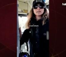 İstanbul'da savcı olduğunu s&ouml;yleyerek otob&uuml;ste baş&ouml;rt&uuml;l&uuml; yolcuyu tehdit eden kadın g&ouml;zaltına alındı