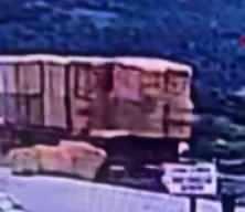 İzmir&rsquo;de devrilen saman balyaları can aldı