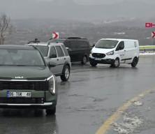 Kayseri&rsquo;de kar ve tipi nedeniyle Erciyes yolu ulaşıma kapandı
