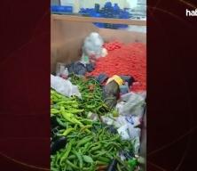 Kilolarca sağlam sebze &ccedil;&ouml;pe atıldı! Vicdansızlık vatandaş kamerasında