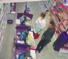 Kozmetik market zincirine dadanan aile 3 aylık s&uuml;re&ccedil;te 1 milyon 200 bin TL'lik &uuml;r&uuml;n &ccedil;aldı