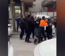 K&uuml;&ccedil;&uuml;k&ccedil;ekmece'de iftar saatinde &ccedil;ıkan park yeri kavgası kamerada