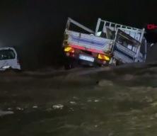 Manisa'da dere taştı, iki ara&ccedil; suda mahsur kaldı