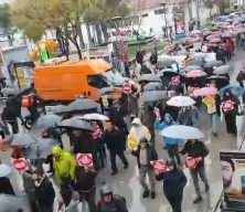 Okullardaki Ramazan oşkusundan tahatsız olan grup İzmir'de y&uuml;r&uuml;y&uuml;ş yaptı