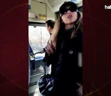 Otob&uuml;ste k&ouml;pek kavgası! 'Savcıyım' dedi, ger&ccedil;ek başka &ccedil;ıktı